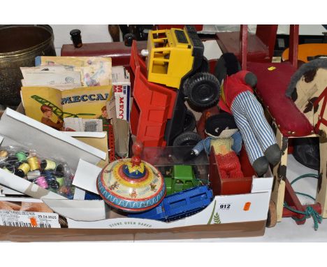 ONE BOX AND LOOSE VINTAGE TOYS to include a Chad Valley spinning top, a group of Meccano Outfit No. 2 pieces (unchecked for c