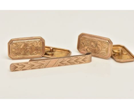 A PAIR OF 9CT GOLD CUFFLNKS AND A TIE CLIP, the cufflinks of a rectangular form with scrolling acanthus design, chain linked,