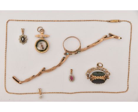 A BAG OF ASSORTED JEWELLERY, to include a 9ct gold swivel fob, set with onyx, carnelian and bloodstone inlays, to the scrolli