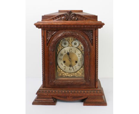 A large oak-cased mantel clock by Junghans (LWH 37.5 x 22 x 46 cm)