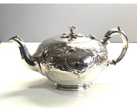 Victorian silver teapot London silver hallmarks weight 590g, overall good condition, age related wear, some dinks