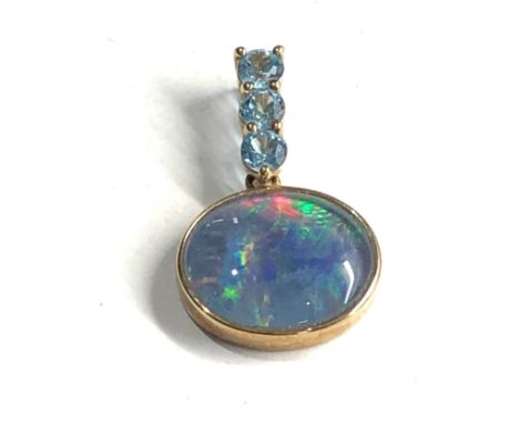 9ct gold opal &amp; topaz pendant 2.2g 