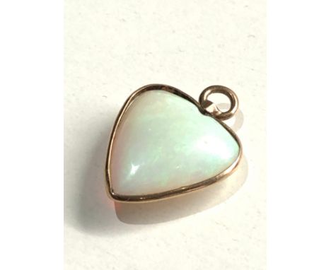 Vintage 9ct gold opal heart pendant 1.9g measures approx 2cm drop by 1.6cm wide 