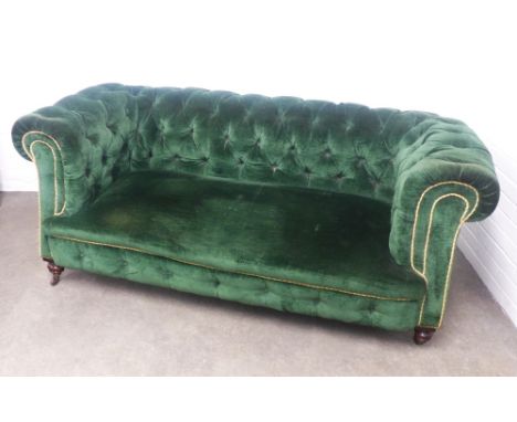 Late 19th / early 20th century Chesterfield settee with typical buttonback upholstery in green velour with braid piping, on m