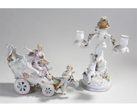 Porcelain centre piece consisting of a slipper carriage, as well as a candlestick (2) 