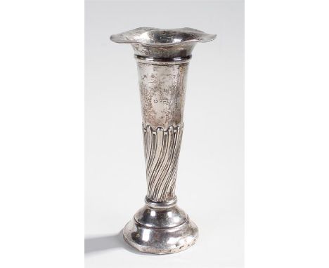 W Hutton & Sons silver tulip vase (Birmingham 1906-1907, height 19cm)