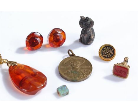 Jewellery, to include a charm, a piece of opal, a seal, a Baden Powell medallion, a button and jewellery set