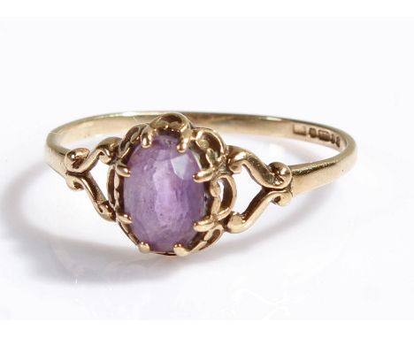 9 carat gold ring with inset stone, probably amethyst, 1.3 grams