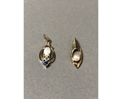 9 CT GOLD & OPAL PENDENT & 9CT GOLD & PEARL PENDANT