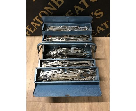 1 METAL TOOL BOX WITH TOOLS
