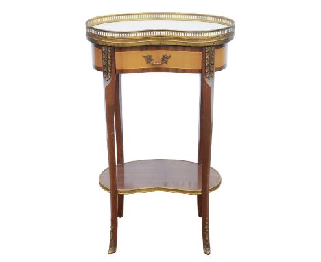 French taste kidney table, 20th Century, with pierced brass gallery and white marble top, above single drawer, on cabriole le