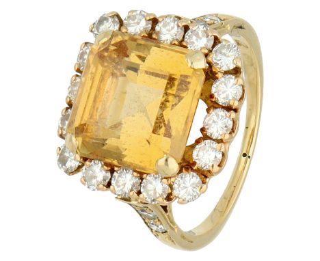 No Reserve - 18K Yellow gold entourage ring set with topaz and diamond. Set with square step cut topaz of approx. 4.18 ct. (9