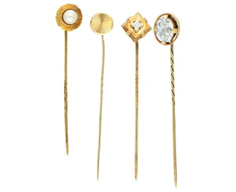 No Reserve - Lot of four vintage 14K yellow gold lapel pins. Lot with cultivé pearl, diamond and light blue stone. In reasona