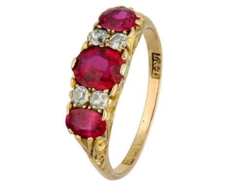 No Reserve - 18K Yellow gold English three-stone ring set with synthetic ruby ​​and old cut diamond. Set with three synthetic