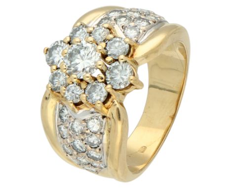 No Reserve - 18K Yellow gold entourage ring set with approx. 1.50 ct. diamond. Set with 33 brilliant cut diamonds of approx. 