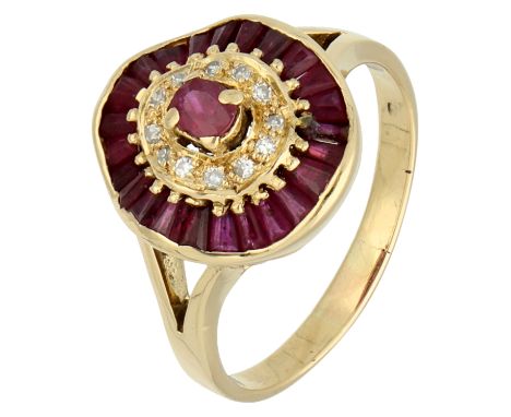 No Reserve - 18K Yellow gold entourage ring set with natural ruby ​​and diamond. Wavy design set with natural rubies, of whic