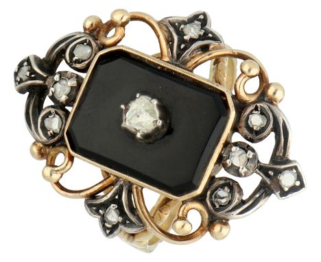 No Reserve - 14K Gold / silver vintage ring with diamond and onyx. Set with 11 rose-cut diamonds and onyx. The shin is incise