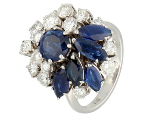 No Reserve - 18K white gold cluster ring set with approx. 2.15 ct. diamond and sapphire. Set with 16 brilliant cut diamonds o