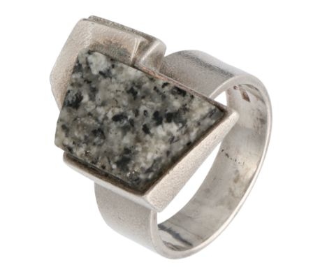 No Reserve - Lapponia Björn Weckström 'Bogart' ring set with granite. Set with granite. In good condition. Hallmarks: 925 int