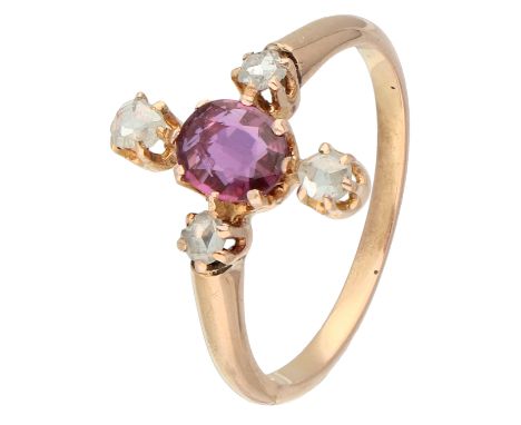 No Reserve - 18K Rose gold antique ring set with approx. 0.34 ct. natural ruby ​​and rose diamond. Natural ruby ​​of approx. 