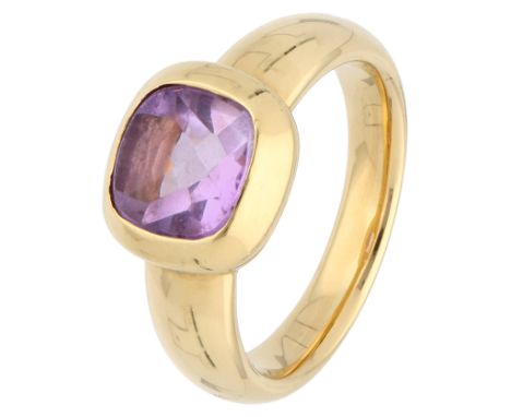 No Reserve - 18K Quinn yellow gold ring set with amethyst. The ring is set with a buff top cut amethyst (7.98 x 8.22 mm). In 
