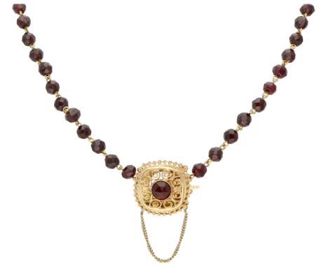 No Reserve - 14K Yellow gold vintage sautoir / collier with garnet. In good condition. Hallmarks: Dutch assay mark 585, uncle
