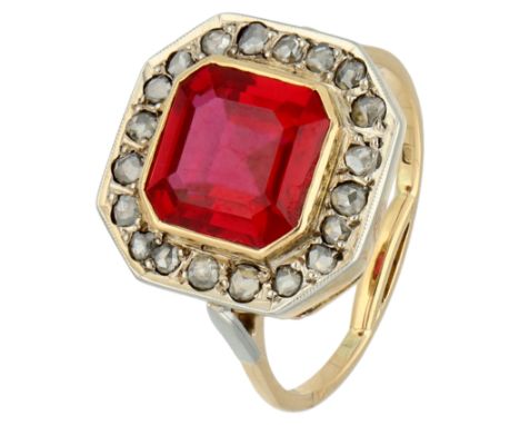 No Reserve - 14K Yellow gold Art Deco style ring with Verneuil ruby ​​and rose diamond. Set with a square cut synthetic ruby 