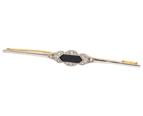No Reserve - 14K Bicolor gold vintage brooch set with rose cut diamonds and onyx. Set with 14 rose cut diamonds and onyx (ca.