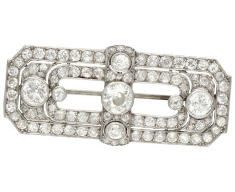 No Reserve - Platinum Art Deco brooch set with approx. 5.76 ct. diamond. Geometric openwork brooch set with 95 Old European c