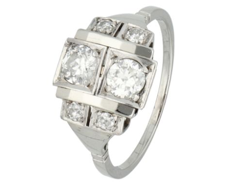 No Reserve - 18K white gold Art Deco ring set with approx. 0.91 ct old cut diamond. Set with six Old European cut diamonds to