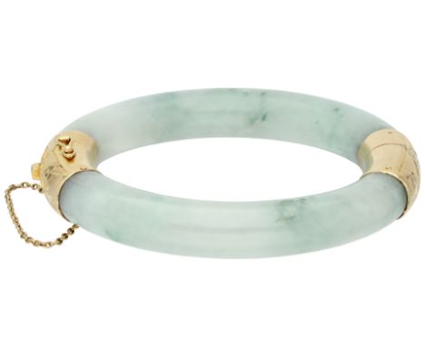 No Reserve - Jade bangle bracelet with a 14K yellow gold closure and hinge. Gold decorated with flower-shaped motifs. In good