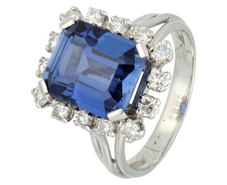 No Reserve - 18K White gold entourage ring set with approx. 0.14 ct. synthetic sapphire and diamond Set with a emerald cut sy