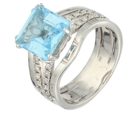 No Reserve - 18K White gold ring set with approx. 0.28 ct. diamond and a tourmaline. Set with brilliant cut diamonds totaling