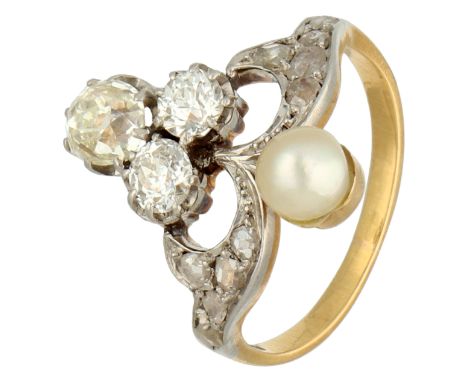 No Reserve - Gold/platinum duchesse ring with diamond and cultivated pearl. Set with an Old mine of approx. 0.35 ct (I / K-L)
