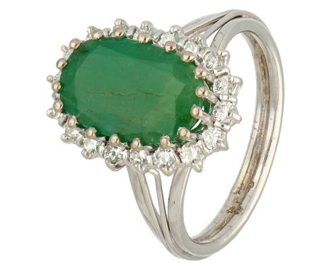 No Reserve - 14K White gold vintage entourage ring set with approx. 2.50 ct. emerald and diamond. Set with an oval faceted em