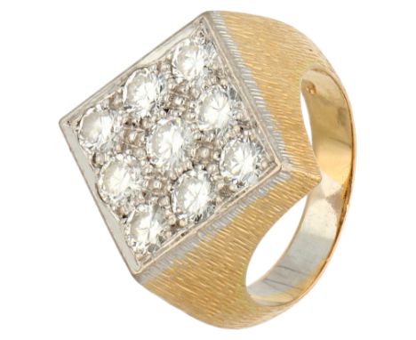 No Reserve - 18K yellow gold ring set with approx. 1.62 ct. diamond. Set with 9 brilliant cut diamonds of approx. 1.62 ct. in