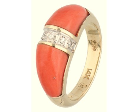 No Reserve - 14K yellow gold vintage ring set with red coral and diamonds. Set with two fancy cabochon cut red corals and fiv