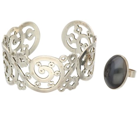 No Reserve - Silver cuff bracelet and ring with agate. Sterling silver openwork cuff bracelet and a ring with a cabochon cut 