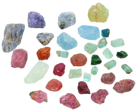 No Reserve - Lot of 32 rough gemstones including sapphire, ruby, emerald, tourmaline, aquamarine and apatite. In good conditi