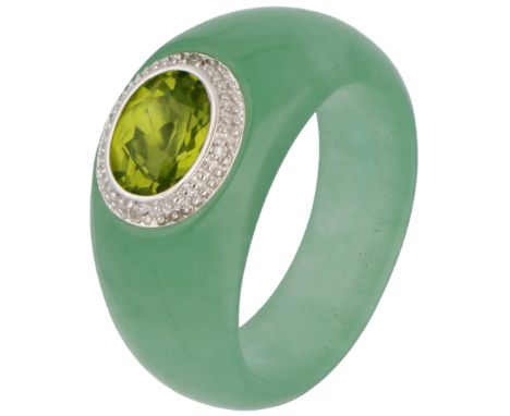 No Reserve - Ring of carved jadeite and set with a peridot and diamond, Carved ring of jadeite and set with a peridot (8.69 x