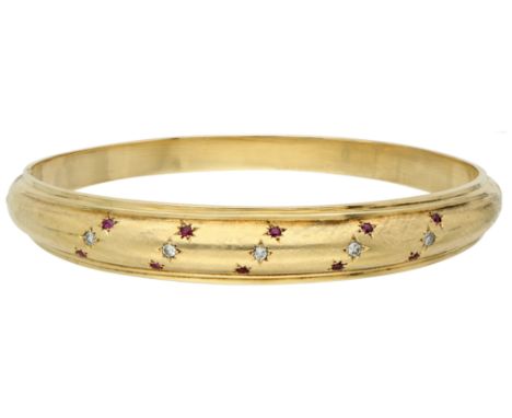 No Reserve - 14K Yellow gold bangle bracelet with diamond and synthetic ruby. Set with five single cut diamonds of approx. 0.
