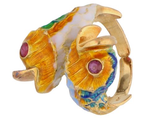 No Reserve - 18K Yellow gold polychrome enamel ring of fish with ruby. Sculptural ring with carved shank of two fish set with