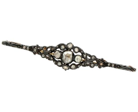 No Reserve - 14K Yellow gold / silver vintage bar brooch set with diamond. Set with 27 rose cut diamonds of which the central