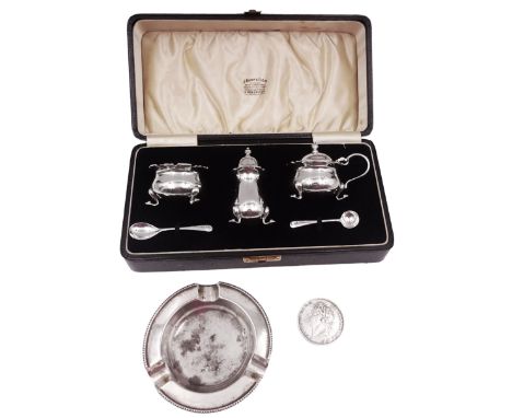 1930s silver three piece cruet set, comprising open salt, mustard pot with cover and pepper, and two cruet spoons, each upon 