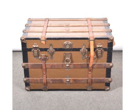 Vintage travelling trunk, brass mounted, wooden and leather straps, tray inside, 84x49cm, height 55cm.