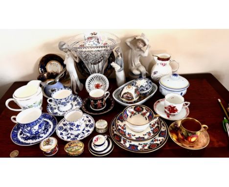 A QUANTITY OF CERAMIC ITEMS INCLUDING ROYAL WORCESTER, BILSTON ENAMELS, COALPORT, AYNSLEY, WEDGWOOD, LLADRO, ETC.  APPROX FOR