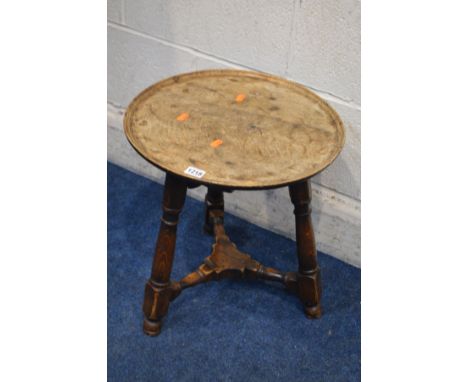 AN EARLY TO MID 20TH CENTURY CIRCULAR OAK DISH TOP LAMP TABLE, on triple turned legs united by stretchers, diameter 40cm x he