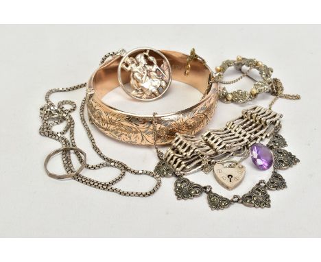A SELECTION OF JEWELLERY, to include a gold plated floral engraved hinged bangle, hallmark silver Chester 1954, a silver wide
