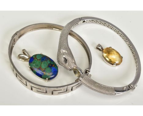 A SELECTION OF JEWELLERY, to include a white metal jaguar head bangle, a white metal hinged openwork bangle, with additional 