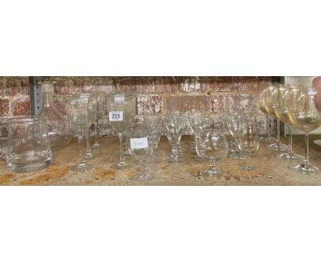 SHELF OF VARIOUS WINE & SHERRY GLASSES, DECANTER ETC